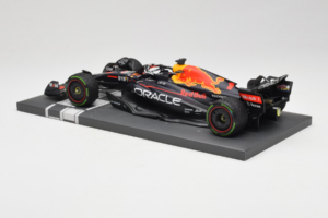 Red Bull Racing RB18 #1 M. Verstappen Japan GP Winner 2022 Minichamps 1:18 113221801FB-R1 Metall — bild 5 av 8