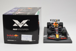 Red Bull Racing RB18 #1 M. Verstappen Japan GP Winner 2022 Minichamps 1:18 113221801FB-R1 Metall — bild 6 av 8