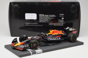 Red Bull Racing RB18 #1 M. Verstappen Japan GP Winner 2022 Minichamps 1:18 113221801FB-R1 Metall — bild 7 av 8