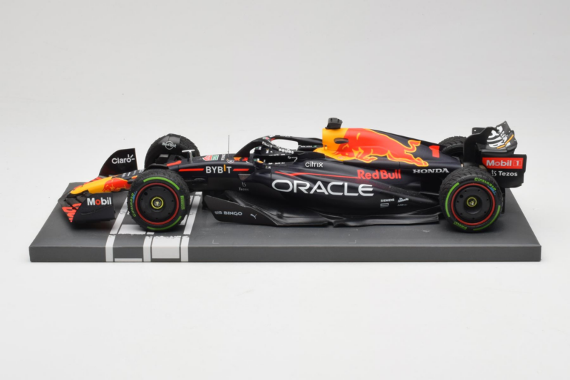 Red Bull Racing RB18 #1 M. Verstappen Japan GP Winner 2022 Minichamps 1:18 113221801FB-R1 Metall