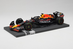 Red Bull Racing RB18 #1 M. Verstappen Japan GP Winner 2022 Minichamps 1:18 113221801FB-R1 Metall — bild 2 av 8