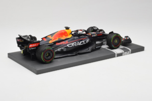 Red Bull Racing RB18 #1 M. Verstappen Japan GP Winner 2022 Minichamps 1:18 113221801FB-R1 Metall — bild 3 av 8