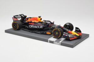 Red Bull RB18 Oracle #1 M. Verstappen Abu Dhabi GP 2022 Winner Minichamps 1:18 113222201 Resin — bild 4 av 7