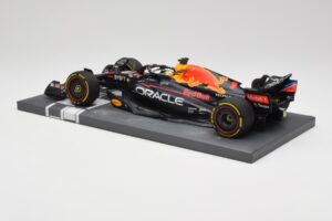 Red Bull RB18 Oracle #1 M. Verstappen Abu Dhabi GP 2022 Winner Minichamps 1:18 113222201 Resin — bild 5 av 7