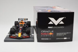 Red Bull RB18 Oracle #1 M. Verstappen Abu Dhabi GP 2022 Winner Minichamps 1:18 113222201 Resin — bild 6 av 7