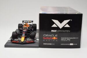 Red Bull RB18 Oracle #1 M. Verstappen Dutch GP 2022 Winner Minichamps 1:18 113221501 Resin — bild 6 av 7