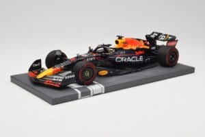 Red Bull RB18 Oracle #1 M. Verstappen Italian GP 2022 Winner Minichamps 1:18 113221601 Resin — bild 2 av 7