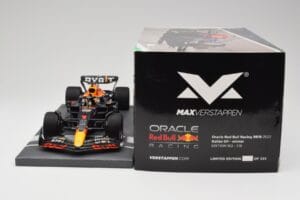 Red Bull RB18 Oracle #1 M. Verstappen Italian GP 2022 Winner Minichamps 1:18 113221601 Resin — bild 6 av 7