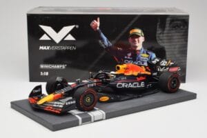 Red Bull RB18 Oracle #1 M. Verstappen Italian GP 2022 Winner Minichamps 1:18 113221601 Resin — bild 7 av 7
