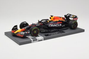 Red Bull RB18 Oracle #1 M. Verstappen Japanese GP 2022 World Champion Minichamps 1:18 113221801 Resin — bild 2 av 7