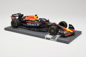 Red Bull RB18 Oracle #1 M. Verstappen Japanese GP 2022 World Champion Minichamps 1:18 113221801 Resin — bild 4 av 7