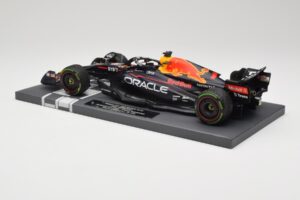 Red Bull RB18 Oracle #1 M. Verstappen Japanese GP 2022 World Champion Minichamps 1:18 113221801 Resin — bild 5 av 7