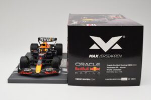Red Bull RB18 Oracle #1 M. Verstappen Japanese GP 2022 World Champion Minichamps 1:18 113221801 Resin — bild 6 av 7