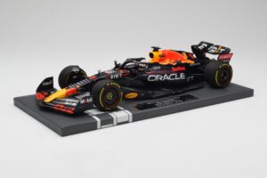 Red Bull RB18 Oracle #1 M. Verstappen US GP 2022 Winner Minichamps 1:18 113221901 Resin — bild 2 av 7