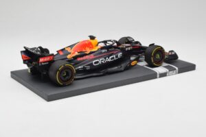 Red Bull RB18 Oracle #1 M. Verstappen US GP 2022 Winner Minichamps 1:18 113221901 Resin — bild 3 av 7