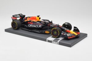 Red Bull RB18 Oracle #1 M. Verstappen US GP 2022 Winner Minichamps 1:18 113221901 Resin — bild 4 av 7