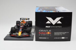 Red Bull RB18 Oracle #1 M. Verstappen US GP 2022 Winner Minichamps 1:18 113221901 Resin — bild 6 av 7