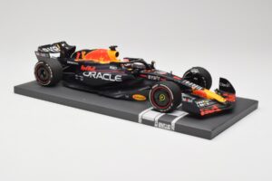 Red Bull RB19 Oracle #1 M. Verstappen Bahrain GP 2023 Winner Minichamps 1:18 113230201 Resin — bild 4 av 7