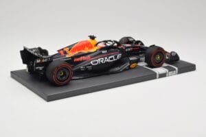 Red Bull RB19 Oracle #1 M. Verstappen British GP 2023 Winner Minichamps 1:18 113231101 Resin — bild 3 av 7