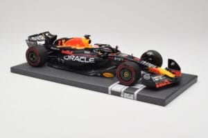 Red Bull RB19 Oracle #1 M. Verstappen British GP 2023 Winner Minichamps 1:18 113231101 Resin — bild 4 av 7