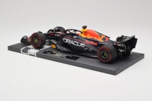 Red Bull RB19 Oracle #1 M. Verstappen British GP 2023 Winner Minichamps 1:18 113231101 Resin — bild 5 av 7