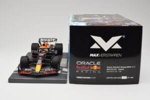 Red Bull RB19 Oracle #1 M. Verstappen British GP 2023 Winner Minichamps 1:18 113231101 Resin — bild 6 av 7