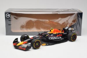 Red Bull RB19 #11 S. Perez Italian GP 2nd 2023 Minichamps 1:18 110231511 Metall — bild 2 av 6
