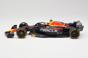 Red Bull RB19 #11 S. Perez Italian GP 2nd 2023 Minichamps 1:18 110231511 Metall — bild 3 av 6