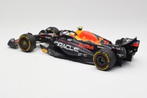 Red Bull RB19 #11 S. Perez Italian GP 2nd 2023 Minichamps 1:18 110231511 Metall — bild 4 av 6