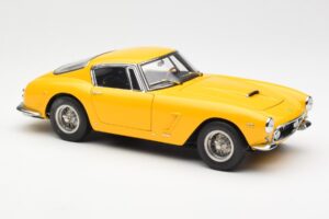 Ferrari 250 GT SWB Gul CMC 1:18 M-054 Metall — bild 4 av 6