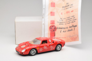 Ferrari 250 LM Röd Vit Essen Autographs Begränsad Upplaga Bburago 1:18 3033-P4 Metall — bild 8 av 8