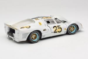 Ferrari 330 P4 #25 Vit Revell 1:18 48845 Metall — bild 3 av 8