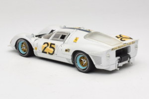 Ferrari 330 P4 #25 Vit Revell 1:18 48845 Metall — bild 7 av 8