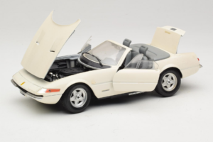 Ferrari 365 GTS/4 Spider Vit Techno Giodi 1:18 40028 Metall — bild 2 av 8