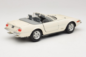 Ferrari 365 GTS/4 Spider Vit Techno Giodi 1:18 40028 Metall — bild 3 av 8