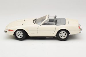 Ferrari 365 GTS/4 Spider Vit Techno Giodi 1:18 40028 Metall — bild 4 av 8