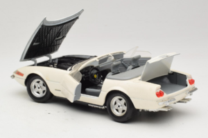 Ferrari 365 GTS/4 Spider Vit Techno Giodi 1:18 40028 Metall — bild 5 av 8