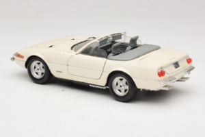 Ferrari 365 GTS/4 Spider Vit Techno Giodi 1:18 40028 Metall — bild 7 av 8