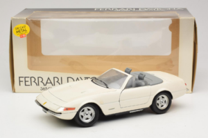 Ferrari 365 GTS/4 Spider Vit Techno Giodi 1:18 40028 Metall — bild 8 av 8