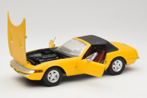 Ferrari 365 GTS Gul Med Svart Tak Solido 1:18 8018 Metall — bild 2 av 8