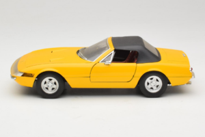 Ferrari 365 GTS Gul Med Svart Tak Solido 1:18 8018 Metall — bild 4 av 8