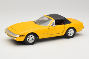 Ferrari 365 GTS Gul Med Svart Tak Solido 1:18 8018 Metall