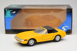Ferrari 365 GTS Gul Med Svart Tak Solido 1:18 8018 Metall — bild 8 av 8