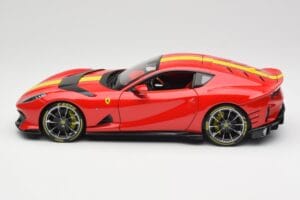 Ferrari 812 Competizione Rosso Corsa Med Gula Ränder Bburago 1:18 18-16915 Metall — bild 4 av 8