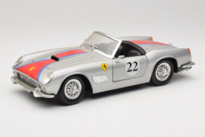 Ferrari California #22 Silver Röd Rand 1966 Tonka 1:18 01109-S2 Metall
