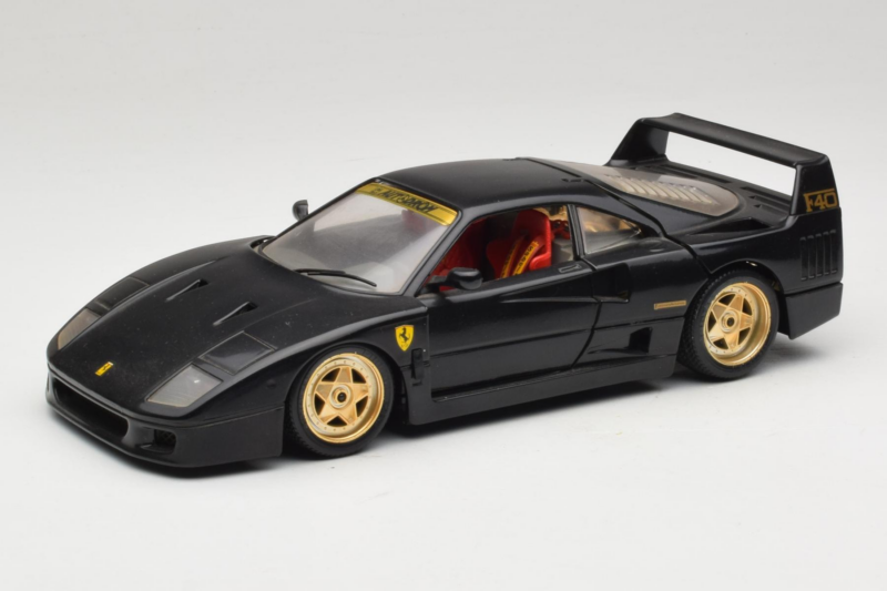 Ferrari F40 Svart med Guldiga Hjul Bburago 1:18 3032-B2 Metall