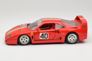 Ferrari F40 #40 Röd med Italiensk Flagga Bburago 1:18 3032-P1 Metall — bild 4 av 8