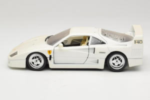 Ferrari F40 Vit Bburago 1:18 3332-W4 Metall — bild 4 av 8