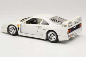 Ferrari F40 Vit Bburago 1:18 3332-W4 Metall — bild 7 av 8