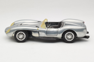 Ferrari Testa Rossa Chrome Silver Hot Wheels 1:18 25737 Metall — bild 4 av 8